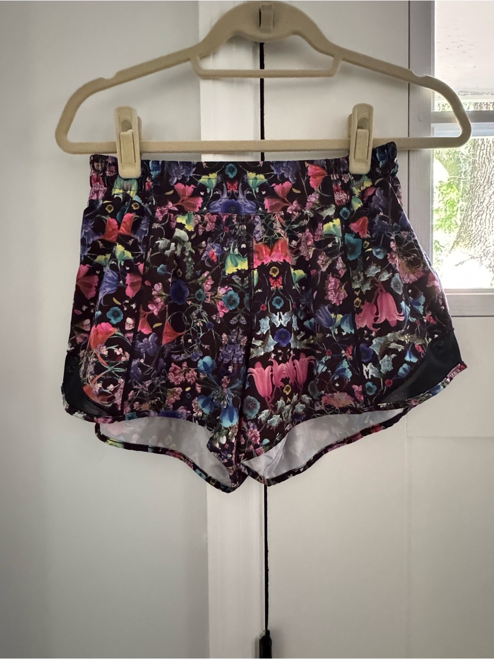Lululemon Hotty Hot Low Rise lined 4” Shorts